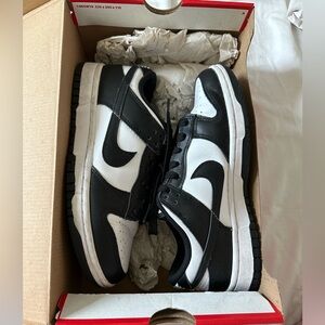 Nike “Panda” dunks in women’s 7.5